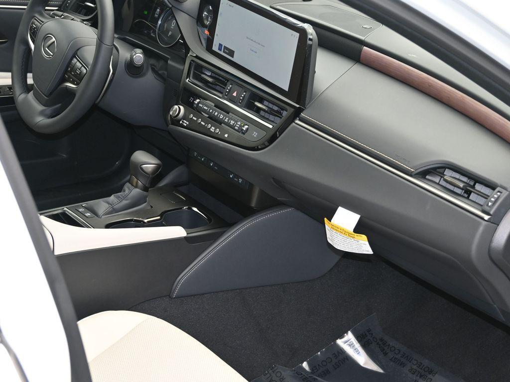 new 2025 Lexus ES 300h car, priced at $51,025