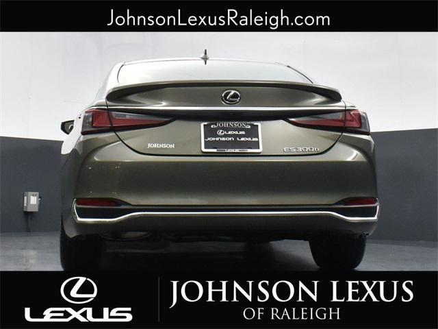 new 2025 Lexus ES 300h car, priced at $48,914