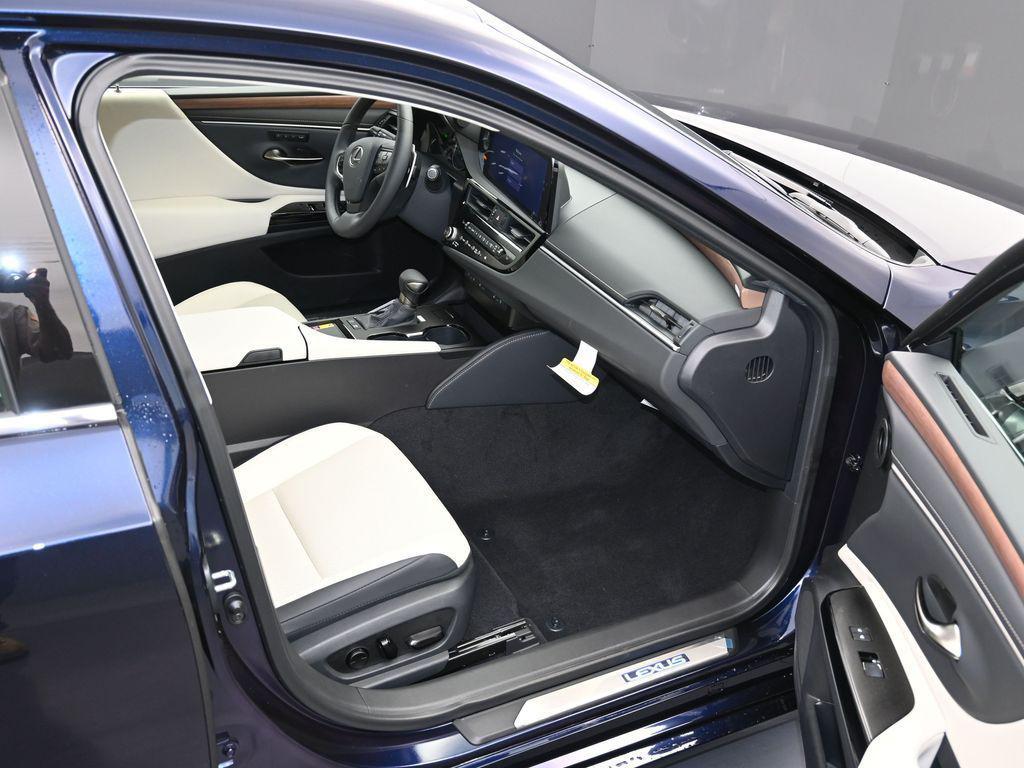 new 2025 Lexus ES 300h car, priced at $51,244