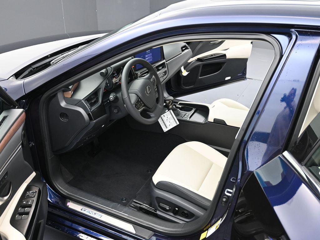 new 2025 Lexus ES 300h car, priced at $51,244