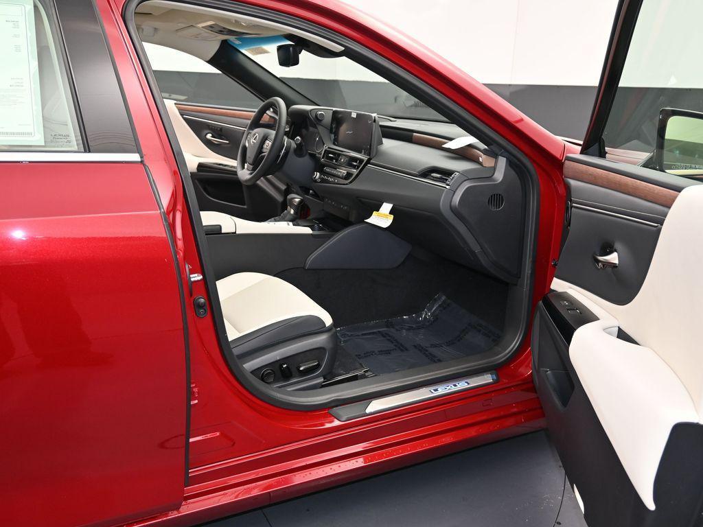 new 2025 Lexus ES 300h car, priced at $51,244