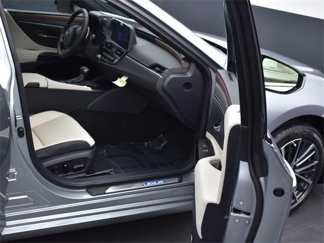 new 2025 Lexus ES 300h car, priced at $51,524