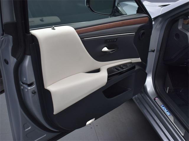 new 2025 Lexus ES 300h car, priced at $51,524