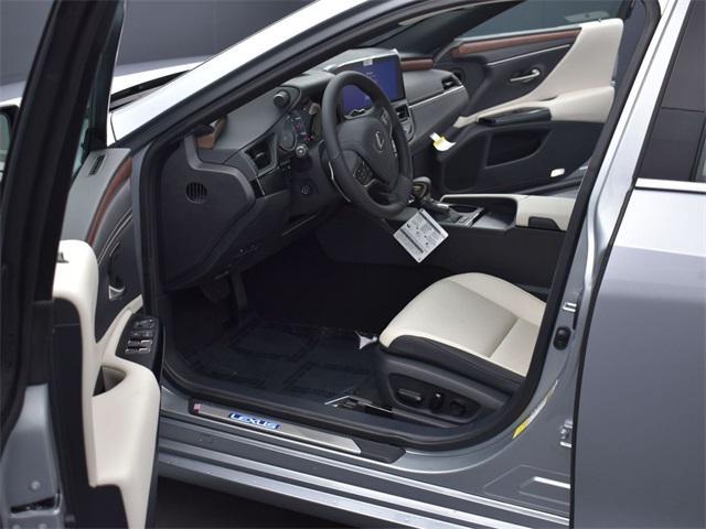 new 2025 Lexus ES 300h car, priced at $51,524
