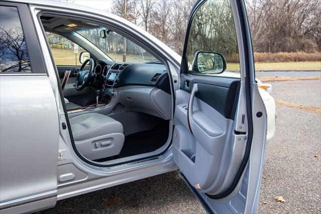 used 2013 Toyota Highlander Hybrid car, priced at $12,500