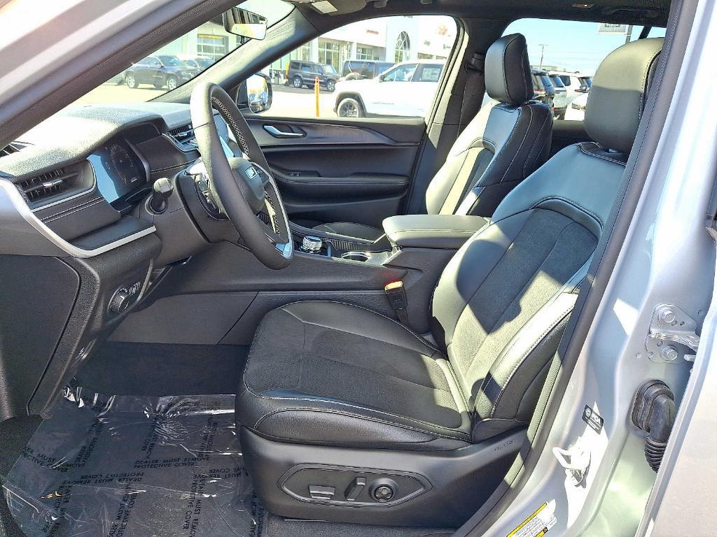 used 2025 Jeep Grand Cherokee car, priced at $39,997