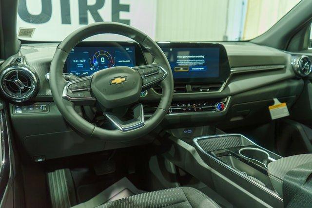 new 2025 Chevrolet Equinox car, priced at $30,716