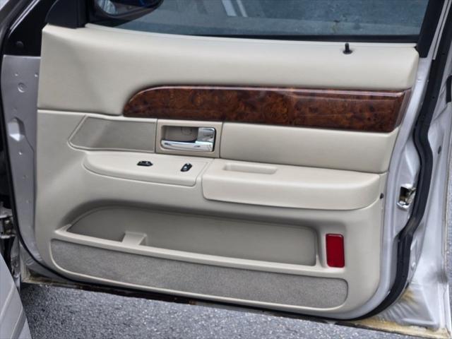 used 2007 Mercury Grand Marquis car, priced at $9,990