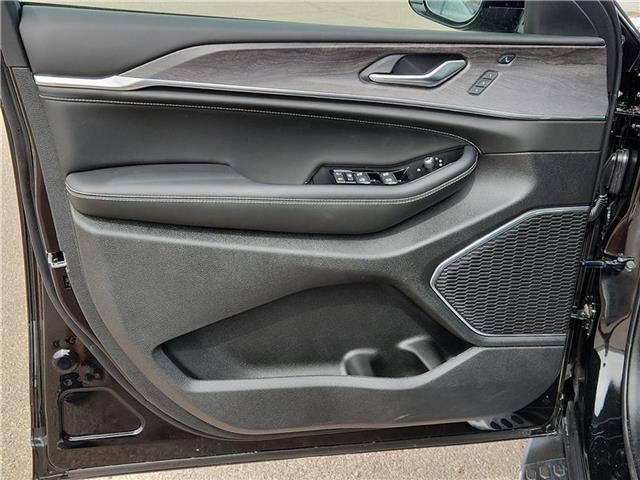 new 2025 Jeep Grand Cherokee car, priced at $68,005