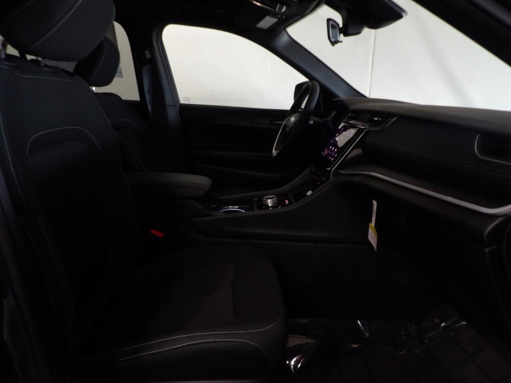 new 2025 Jeep Grand Cherokee car, priced at $40,490