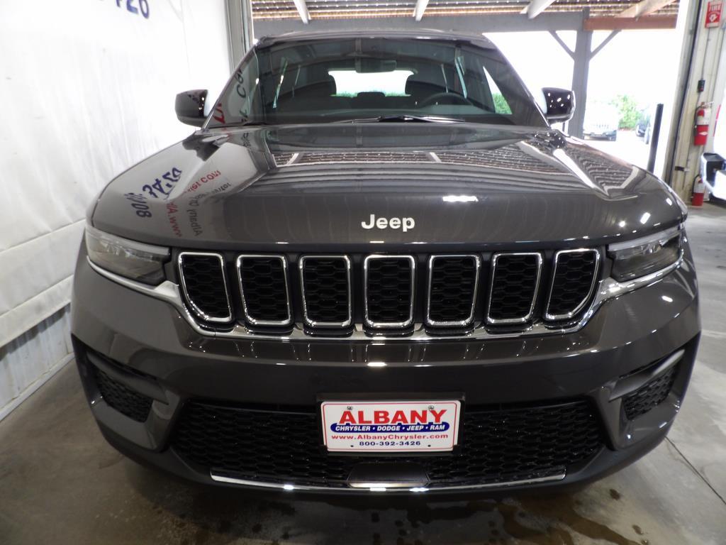 new 2025 Jeep Grand Cherokee car, priced at $40,490
