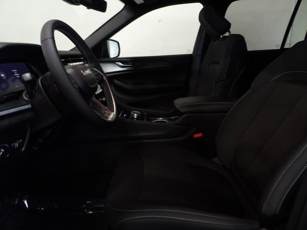 new 2025 Jeep Grand Cherokee car, priced at $40,490
