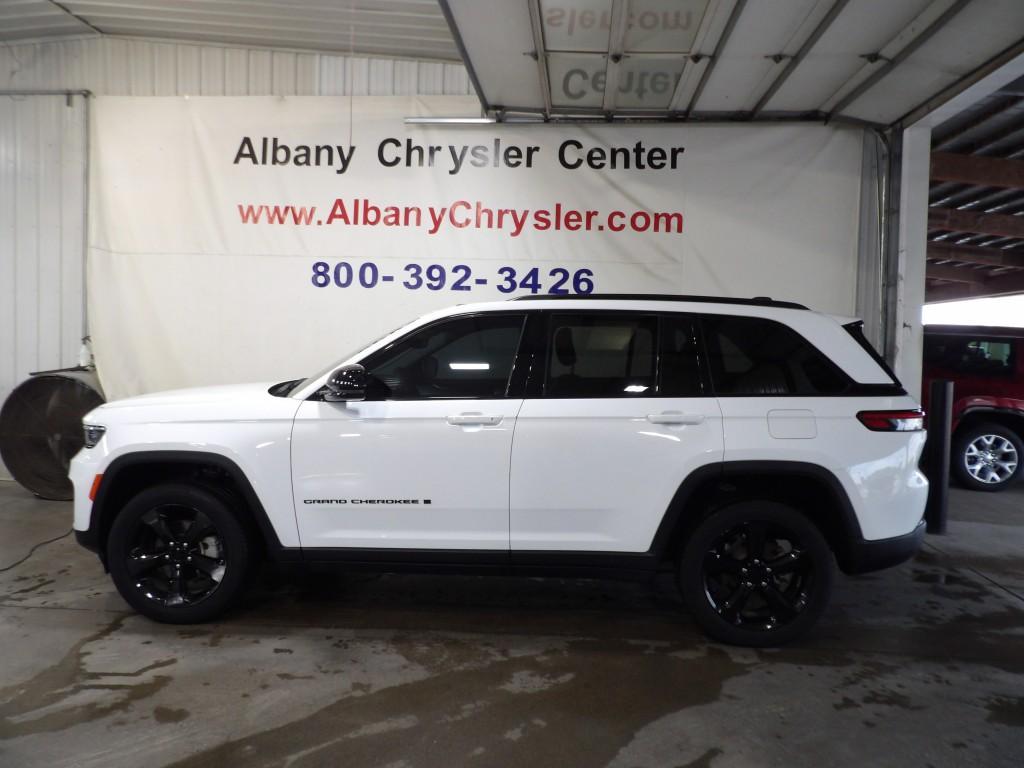 used 2023 Jeep Grand Cherokee car, priced at $36,990