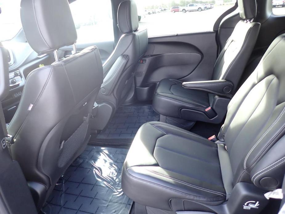 new 2025 Chrysler Pacifica car, priced at $44,298