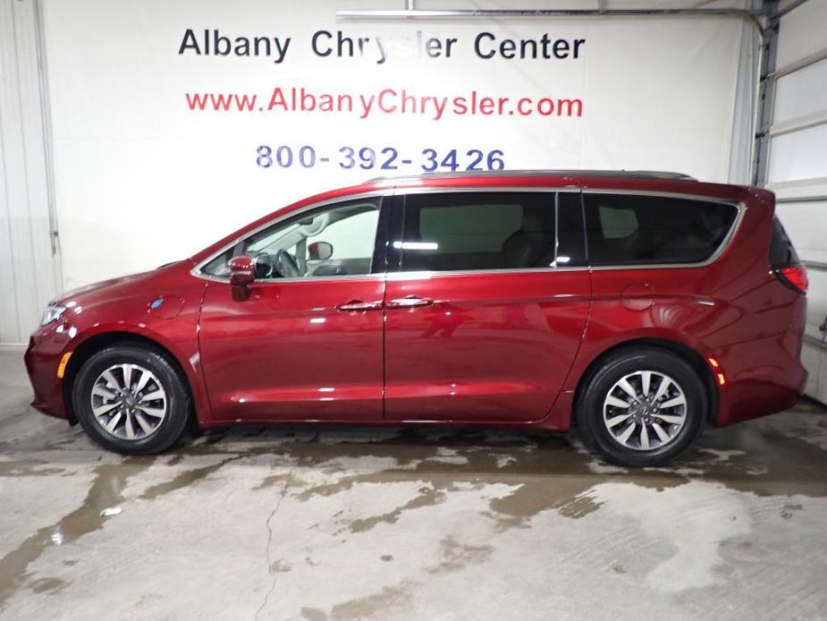 used 2021 Chrysler Pacifica Hybrid car, priced at $28,800
