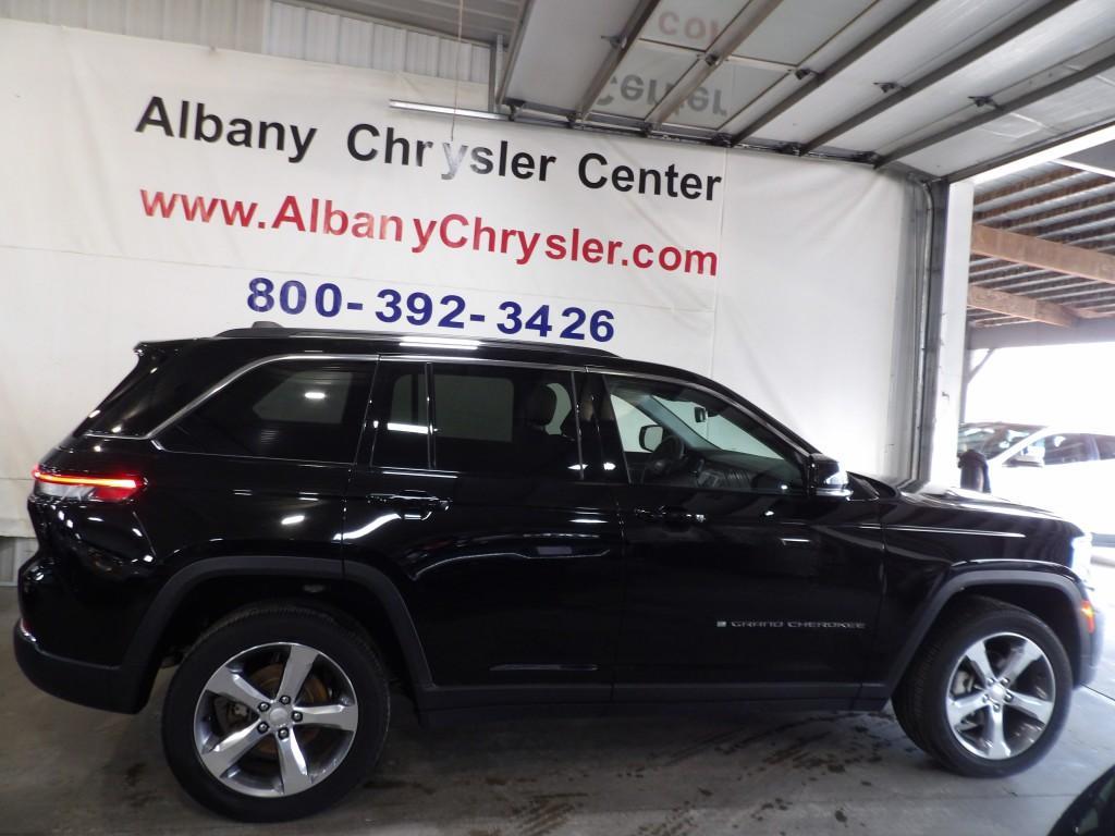 used 2022 Jeep Grand Cherokee car, priced at $32,990