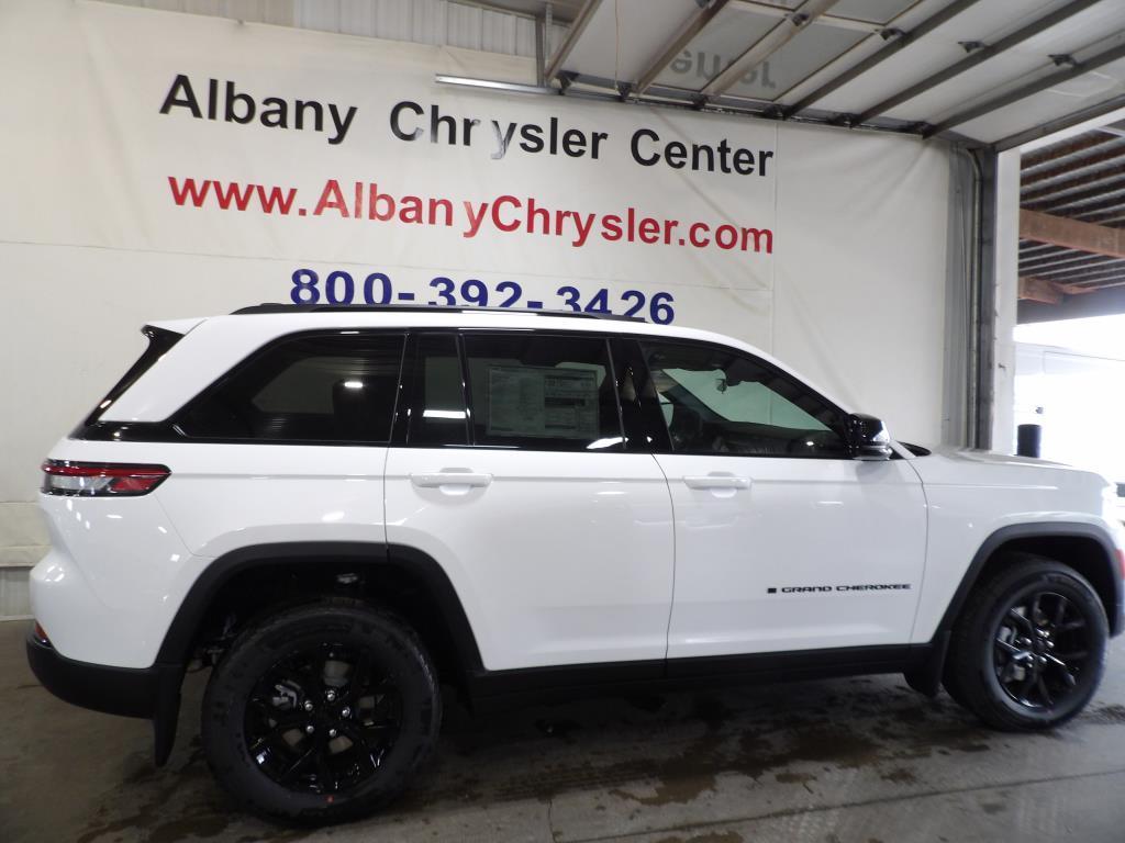 new 2025 Jeep Grand Cherokee car, priced at $40,710