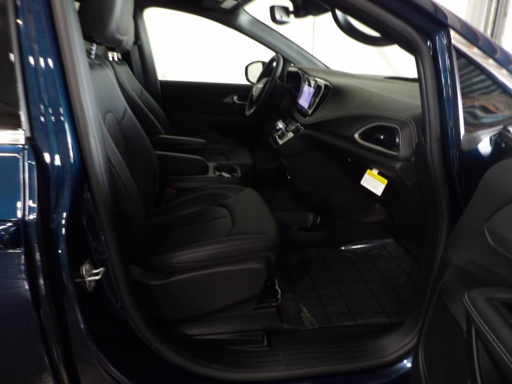 new 2025 Chrysler Pacifica car, priced at $42,792