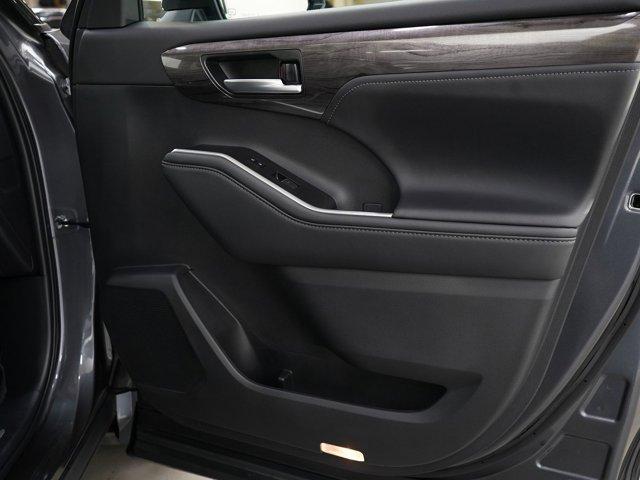 used 2025 Toyota Highlander Hybrid car, priced at $59,998