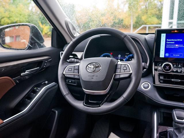 used 2025 Toyota Highlander Hybrid car, priced at $54,998