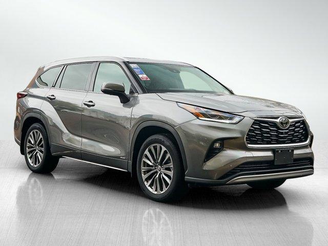 used 2025 Toyota Highlander Hybrid car, priced at $54,998