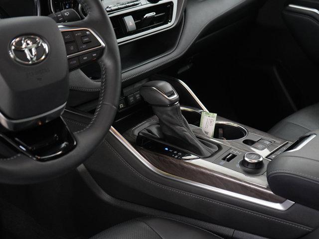 used 2021 Toyota Highlander car, priced at $39,998