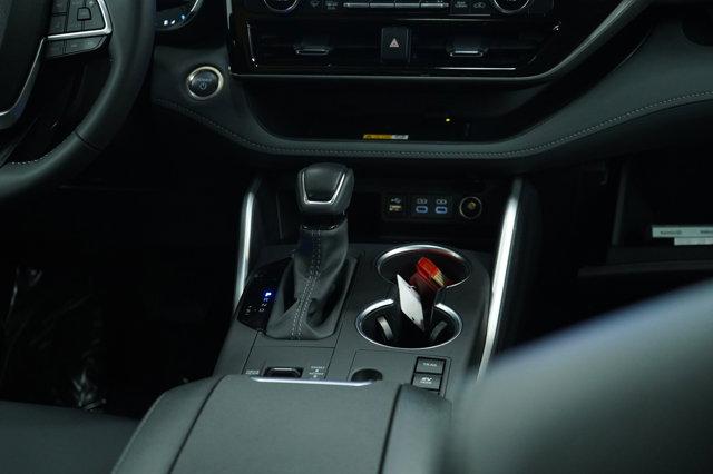 used 2025 Toyota Highlander Hybrid car, priced at $49,998