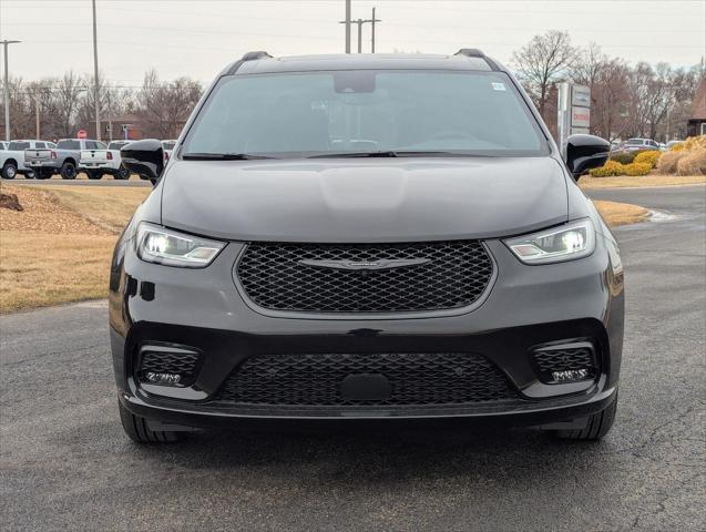 new 2025 Chrysler Pacifica Hybrid car, priced at $44,780