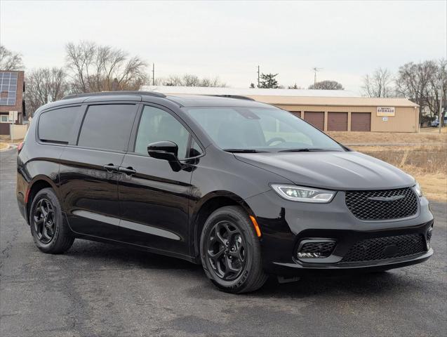 new 2025 Chrysler Pacifica Hybrid car, priced at $44,780