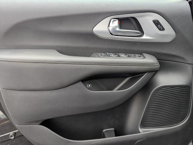 new 2025 Chrysler Pacifica Hybrid car, priced at $42,286