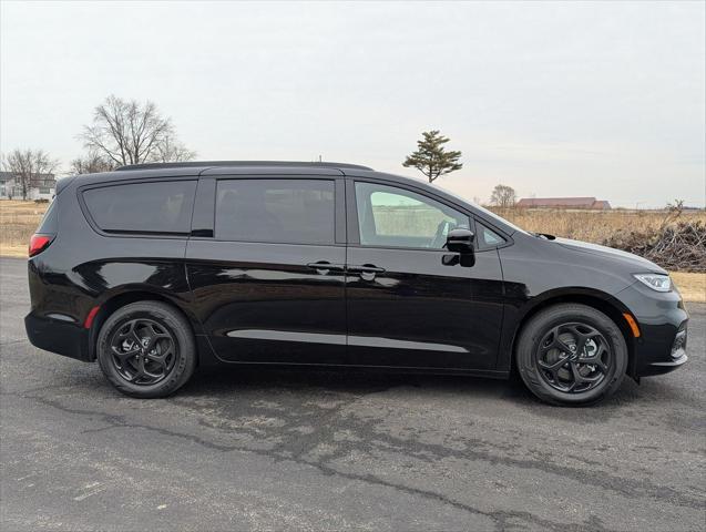 new 2025 Chrysler Pacifica Hybrid car, priced at $42,286