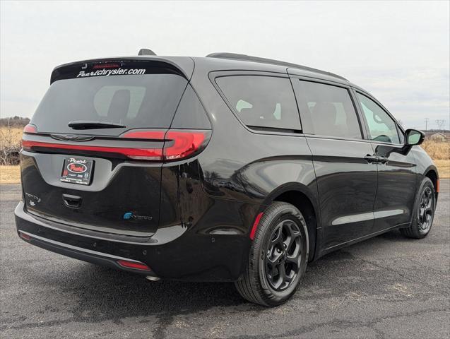 new 2025 Chrysler Pacifica Hybrid car, priced at $42,286