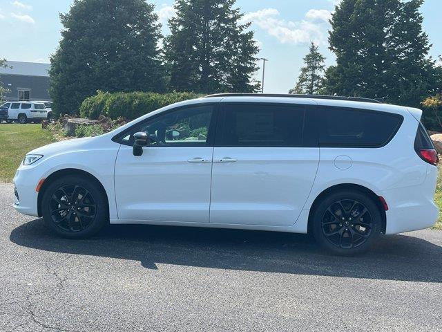 new 2024 Chrysler Pacifica car, priced at $38,372