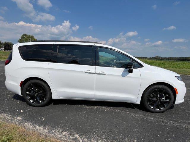 new 2024 Chrysler Pacifica car, priced at $38,372