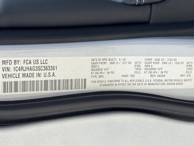 new 2025 Jeep Grand Cherokee car, priced at $42,072