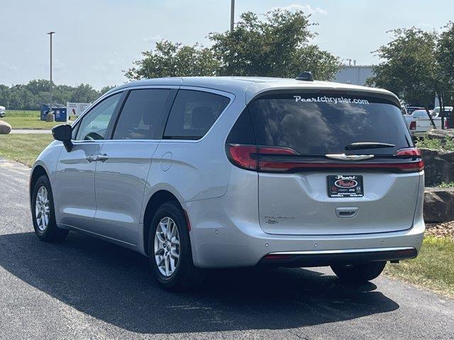 new 2024 Chrysler Pacifica car, priced at $38,278