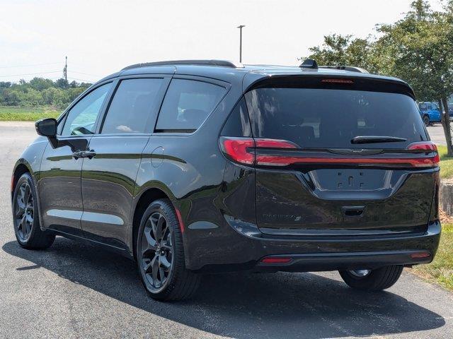 new 2024 Chrysler Pacifica car, priced at $42,453