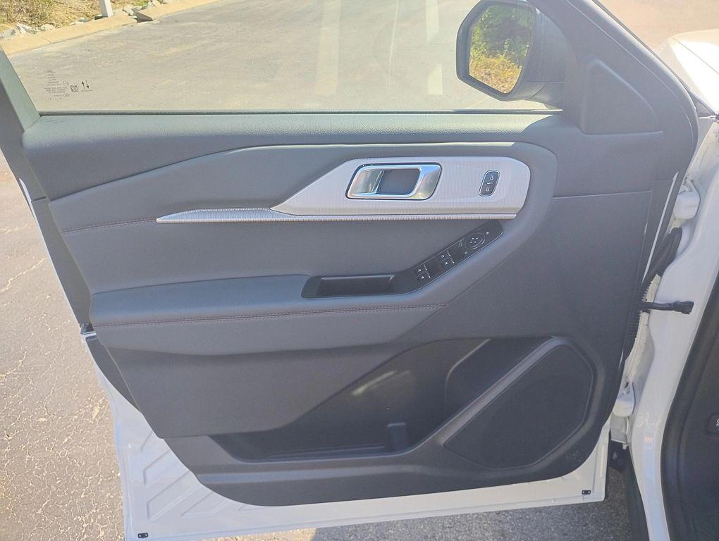 new 2025 Ford Explorer car, priced at $39,919