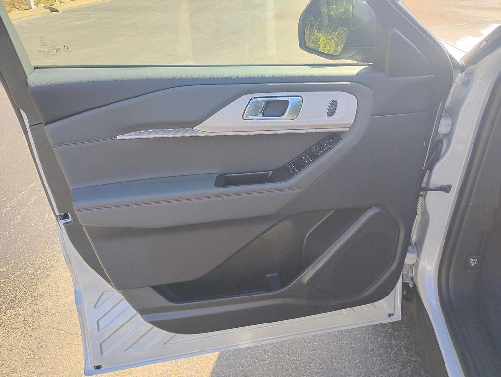 new 2025 Ford Explorer car, priced at $39,193