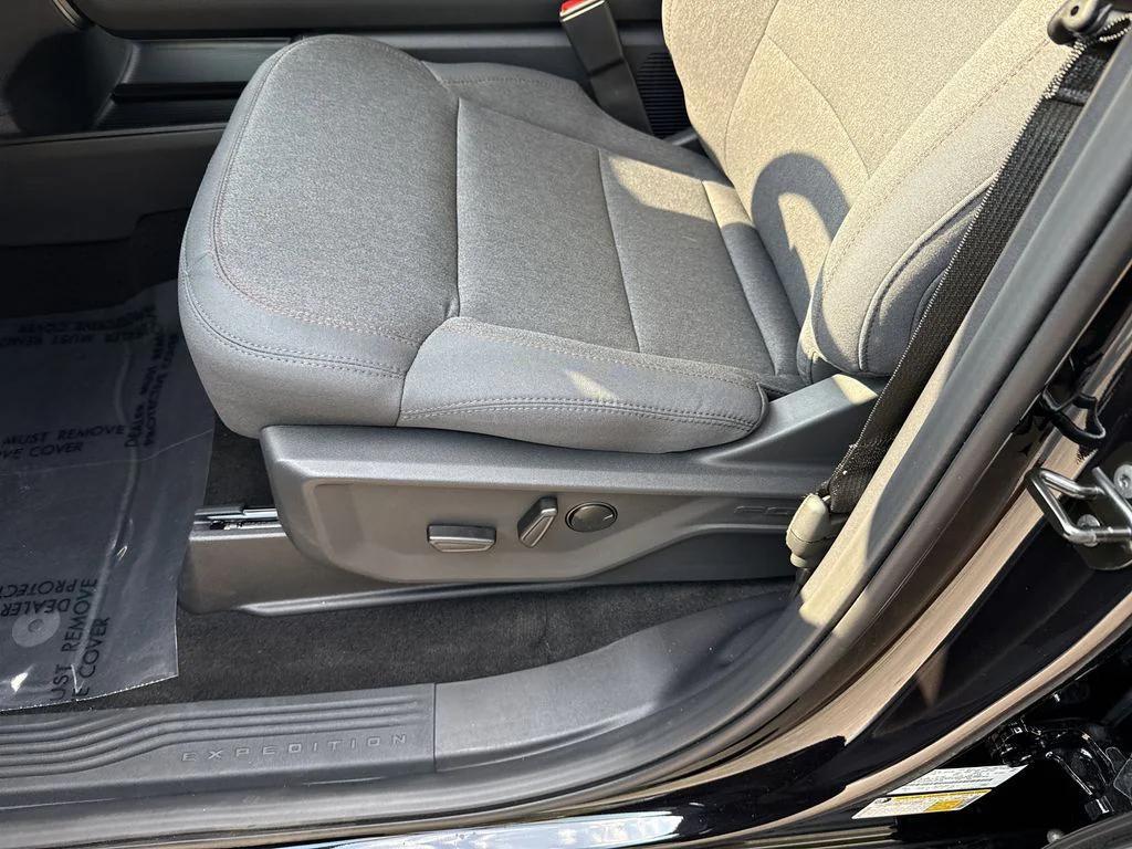 new 2025 Ford Expedition Max car, priced at $66,075