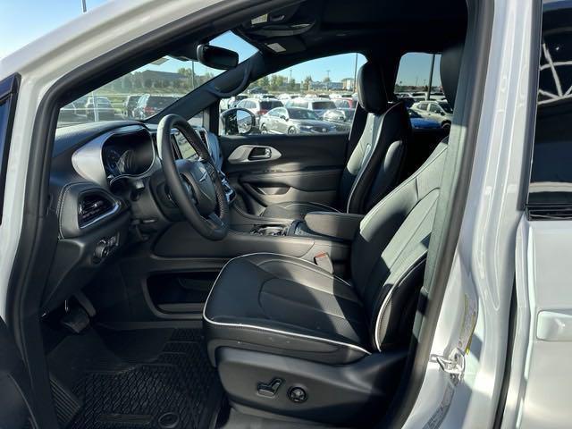 new 2025 Chrysler Pacifica car, priced at $45,986