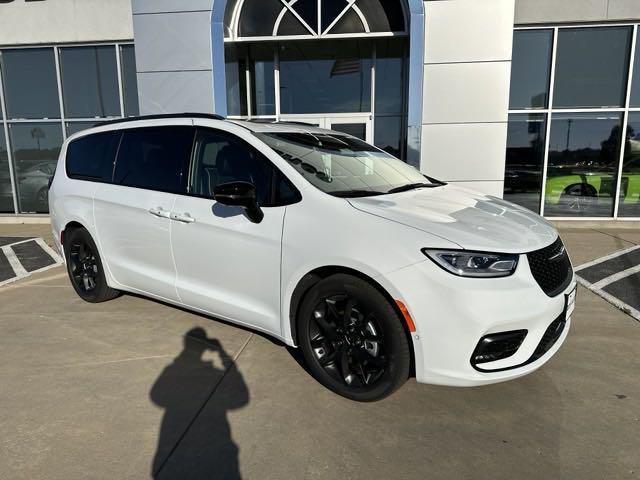 new 2025 Chrysler Pacifica car, priced at $45,986