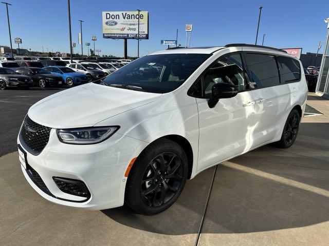 new 2025 Chrysler Pacifica car, priced at $45,986