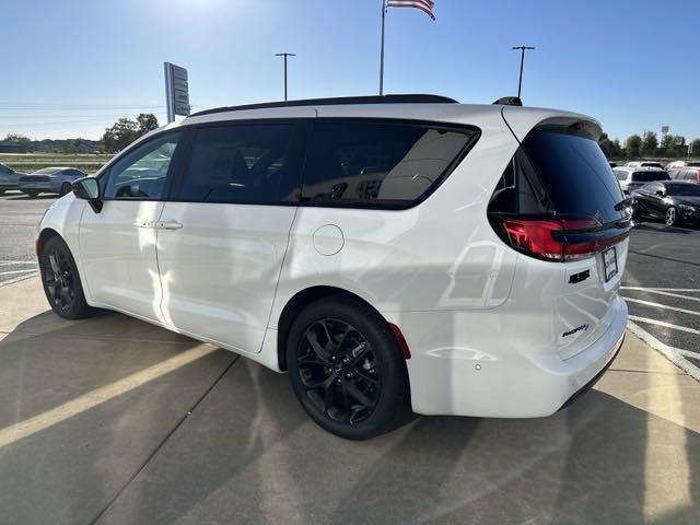 new 2025 Chrysler Pacifica car, priced at $45,986