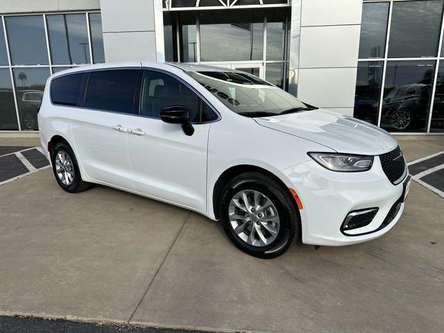 new 2025 Chrysler Pacifica car, priced at $41,986