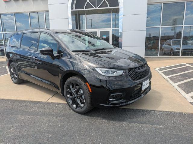 new 2026 Chrysler Pacifica car, priced at $51,988