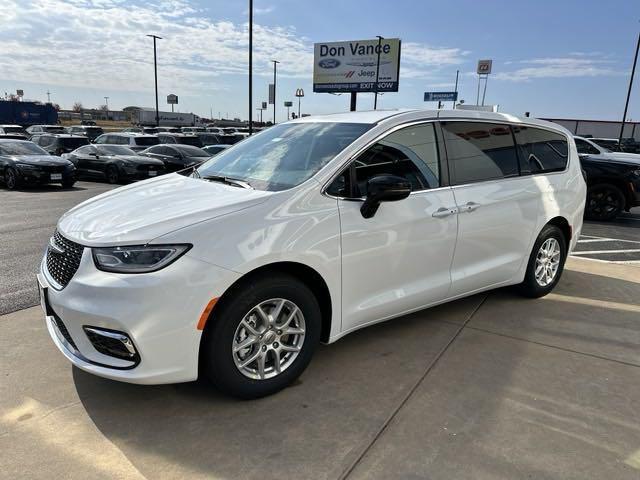 new 2025 Chrysler Pacifica car, priced at $38,986