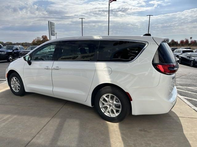 new 2025 Chrysler Pacifica car, priced at $38,986