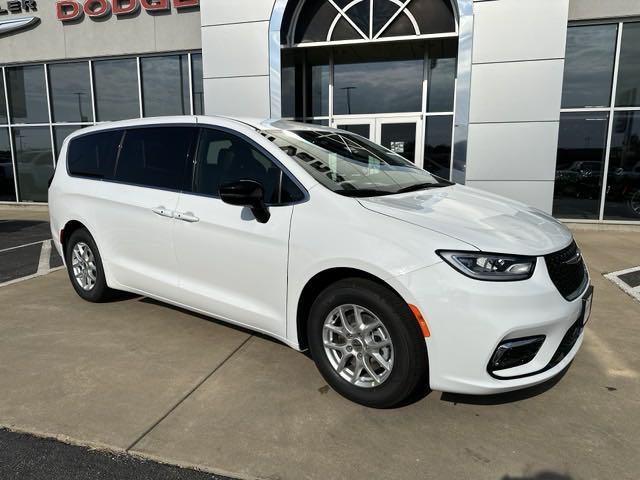 new 2025 Chrysler Pacifica car, priced at $38,986