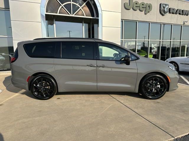 new 2025 Chrysler Pacifica car, priced at $46,486